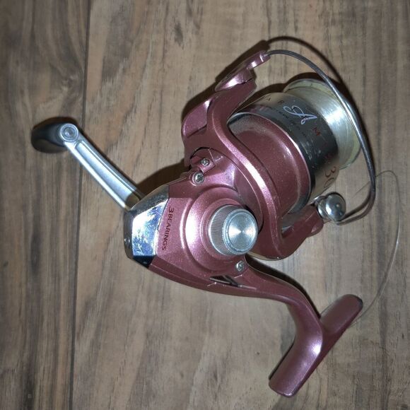 Quantum Artemis ART 30 Ladies Spinning Reel 3 Bearings Rose Pink. Has some wear - Picture 2 of 6